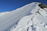 30 In decisa salita in cresta con cornici di neve a lato